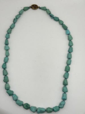 Türkis Kette, einzeln geknotet. Steckverschluss. Länge 24 cm.
