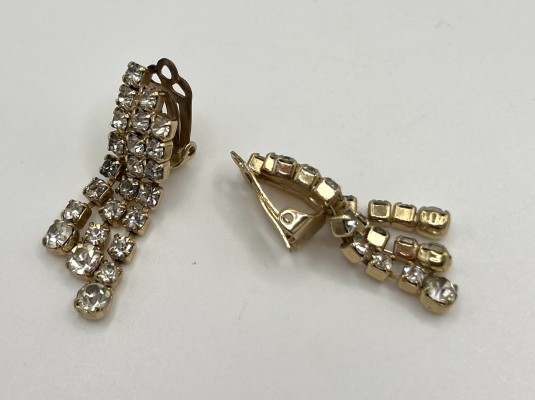 Paar Ohrclips, Modeschmuck, mit jeweils 21 Strasssteinen, teilweise farbig. Stilvoll gefertigt.