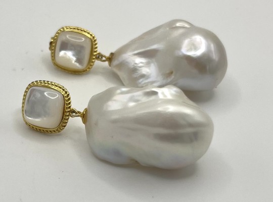 Paar Perlohrhänger, je eine große weiße Barockperle, 925 Sterlingsilber, vergoldet.