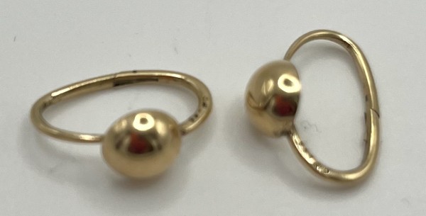 Paar Ohrringe, 585 Gelbgold. Schlichte Ohrringe mit kreisförmigen Element in der Mitte.