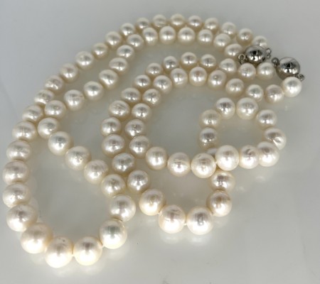 Perlenkonvolut, vier Ketten, weiß. Magnetverschluss.