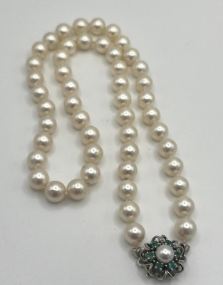 Perlenkette mit Weißgoldschließe mit Smaragden, 585 Weißgold. Einzeln geknotet.