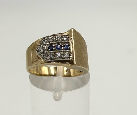 Goldring, 585 Gelbgold, mit neun Brillanten und drei Saphiren, diese je um 0,03ct, Größe 50. Moderner Ring mit geometrischer Applikatur. Auf einer Seite ebenfalls in geometrischer Form die Steine angelegt.