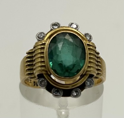 Goldring, 750 Gelbgold, mit Turmalin und acht Brillanten, Größe 53. Ovaler Turmalin in Goldfassung eingelassen, oben und unten von jeweils vier Brillanten umrandet.