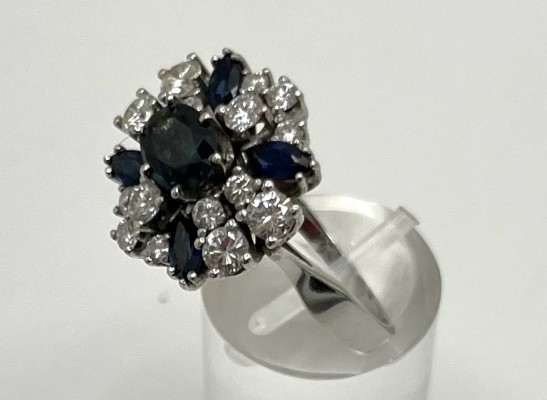 Ring mit Saphir und Brillanten, 585 Weißgold, Brillanten um 0,1ct und kleiner, Größe 59. Goldring in Blütenform stilisiert.