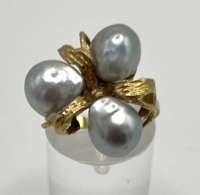 Perlenring, 585 Gelbgold, Größe 55. Schön geschwungener Ring mit drei aufgesetzten Perlen in einer Goldfassung.