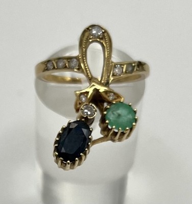 Goldring, 585 Gelbgold mit blauem und grünem Saphir, sowie zehn Brillanten um 0,04 ct und kleiner, Größe 52. Moderner Ring in geschnörkeltem Design mit eingelassenen Steinen.