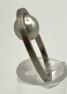 Perlenring/Anhänger, 750 Weißgold, Größe ca. 51. Außergewöhnliches modernes und apartes Schmuckstück das sowohl als Anhänger, als auch als Ring getragen werden kann.