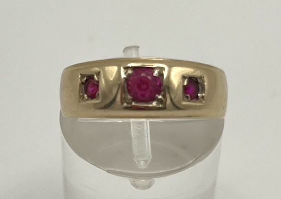 Rubinring, 585 Gelbgold, Größe 52. Fein gearbeiteter Ring mit mittig eingesetztem Rubin, der von zwei weiteren flankiert wird.
