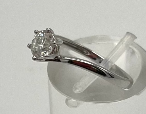 Brillantring, 750 Weißgold, Brillant um 0,5 ct, Größe 51. Feiner Ring in geschwungener Form.