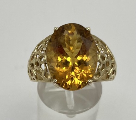 Goldring mit Goldberyll, 585 Gelbgold, Manufaktur Harry Ivens (gestempelt IV), Größe 56. Durchbrochenes Design mit mittig gefasstem Goldberyll.