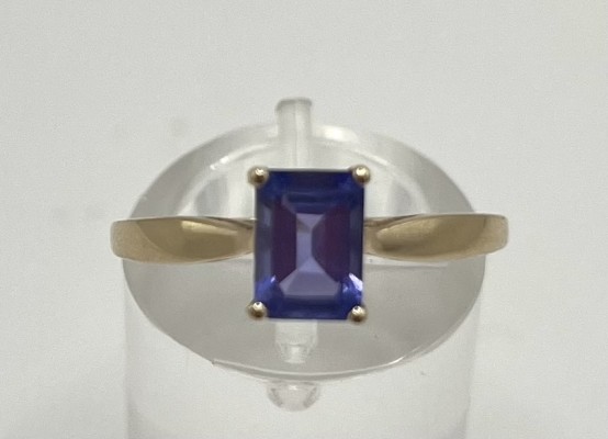 Tansanit Ring, 375 Gelbgold, Größe 57. Gesamtgewicht 1,47g.