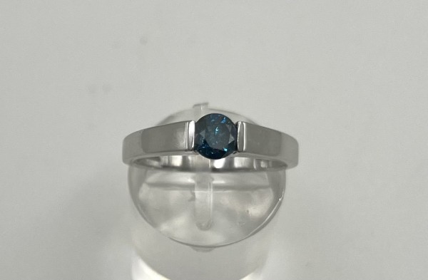 Goldring mit blauem Diamant, dieser um 0,45 ct, 375 Weißgold, Größe 57.