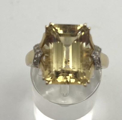 Beryll Ring, 585 Gelbgold mit Weißgoldapplikationen, Größe 56. Schön geschmiedeter Ring mit großem, eingefasstem Beryll.