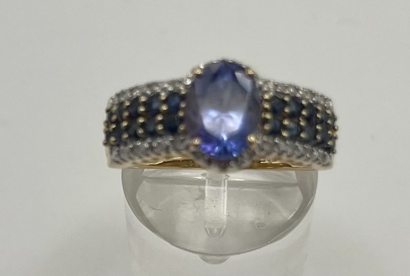 Tansanit Ring, flankiert von Saphiren und kleinen Diamanten, 585 Gelbgold, Größe 56. Schön gefertigter Ring mit mittig eingesetztem Tansanit.