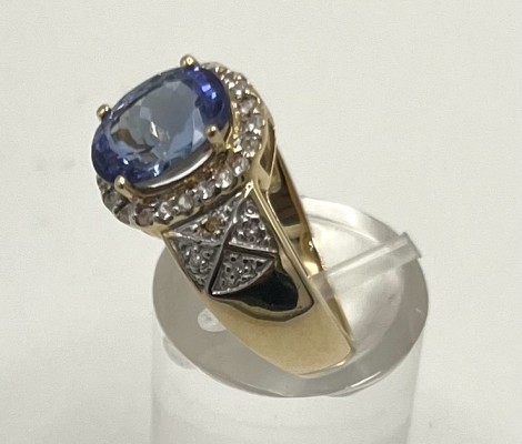 Tansanit Ring, flankiert von Diamanten, 585 Gelbgold, Größe 57. Viele kleine Brillanten um den großen Tansanit eingelassen. Dies in geometrischen Formen.