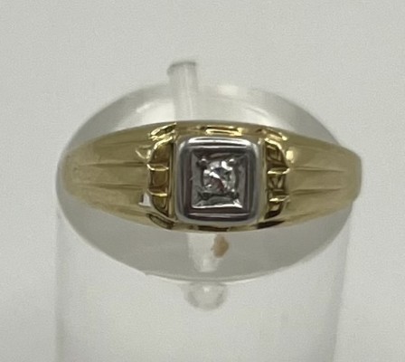 Brillantring, 585 Gelbgold, Brillant um 0,05ct, Größe 53. Brillant in einer Weißgoldfassung, wodurch dieser vom Gelbgold des Rings hervorgehoben wird.