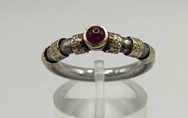 Silberring mit sechs Goldeinsätzen, 585 Gelbgold, und Granat, 925er Sterlingsilber, Größe 54.