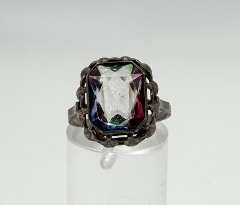 Ring mit glänzendem Farbstein, 835er Silber, Größe 57.