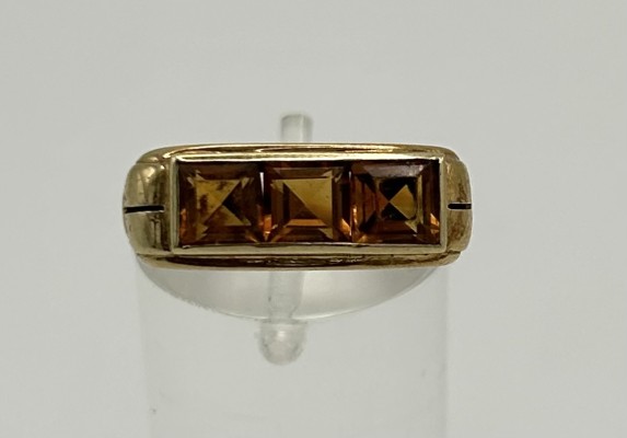 Citrin Ring, 585 Gelbgold, Größe 49. Schlichter Ring mit länglichem Ringkopf, in dem drei Citrin Steine eingelassen sind.