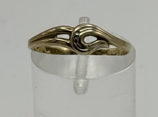 Goldring, 333 Gelbgold, Größe 57. Feiner Ring in dynamischer Form.