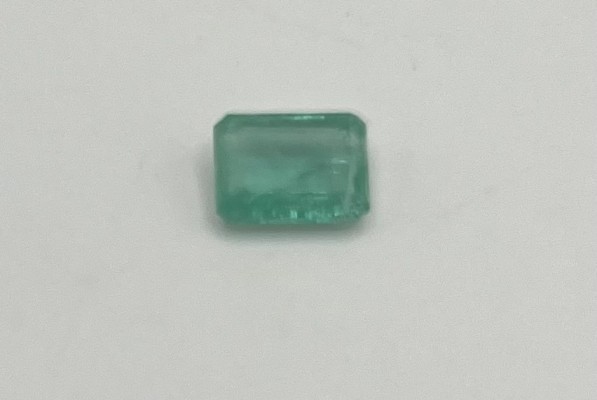 Smaragd, loser Stein, um 1ct, Russland, kissenförmig facettiert.