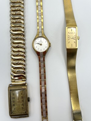 Damenarmbanduhren, Vintage, drei Stück, Goldfarben. Darunter Seiko Quartz, Osco Quartz und eine ohne Marke.