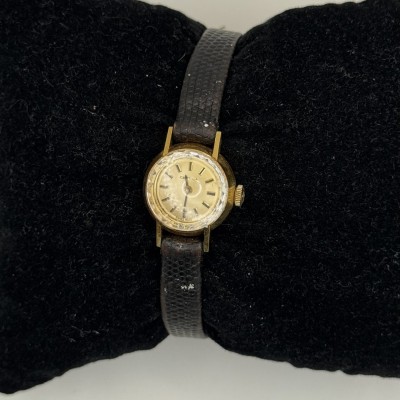 Certina Damenarmbanduhr, vergoldet mit Lederband, Seriennummer 0810 810 925276. Lederarmband und Glas mit Gebrauchsspuren. Funktion nicht geprüft