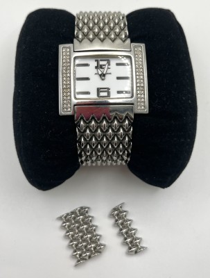 Jaques Lemans Damenarmbanduhr, Stainless Steel, Wasserresistent, Quarz. Arabische Ziffern auf zwölf und sechs Uhr. Mit Ersatzgliedern, benötigt neue Batterie/Funktion nicht geprüft.