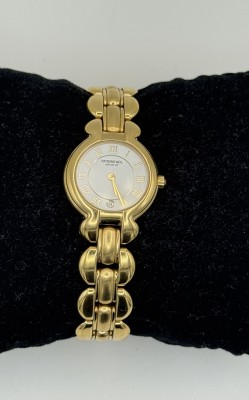 Raymond Weil Damenarmbanduhr, Geneve, Wasserresistent. Ziffernblatt in weiß mit römischen Ziffern und Datumsanzeige auf sechs Uhr. Verlängerungsglied liegt bei. Funktion ungeprüft.