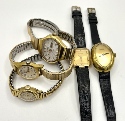 Uhren-Konvolut, Vintage, fünf Stück. Funktionen nicht geprüft, mit altersbedingten Tragespuren. Darunter eine ovale Montresor Werknummer 17453, vergoldet, Lederarmband. Eine Certina Stainless Steel, vergoldet, Werknummer 203200526. Eine Seiko Automatik mit Datum und Taganzeige, Stainless Steel, Werknummer 770147. Eine Coha mit Flexarmband und eine Junghans, 17 Jewels, 585 Gelbgold Gehäuse, mit vergoldetem Flexarmband.