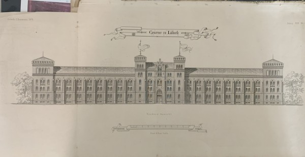Anonym (19. Jahrhundert), Lübecker Kaserne, 1872, Lithographie. Nachdem sich Lübeck infolge des Deutschen Krieges dem Norddeutschen Bund anschloss und sein Kontingent aufgelöst hatte, musste eine neue Kaserne zur Unterbringung vom in Lübeck garnisonierendem Füsilierbataillon des Infanterie-Regiments Nr. 76 erbaut werden. Die vierseitige Lithographie stammt aus der Zeitschrift für Bauwesen, Ausgabe 1872 von Architekturen Ernst & Korn aus Berlin. Einzelne Blätter zeigen die Fassade,
