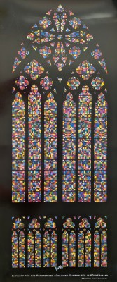Richter, Gerhard (1932 geboren) Entwurf für das Fenster des südlichen Querhauses im Kölner Dom, 2007, handsignierter Farboffsetdruck. Das Bild zeigt den Entwurf für das Richter-Fenster im Kölner Dom. Es handelt sich um ein 106 Quadratmeter großes Buntglasfenster im südlichen Querhaus, das 2007 vom Künstler Gerhard Richter entworfen wurde. Das Fenster besteht aus 11.263 Glasquadraten in 72 verschiedenen Farben. Die Anordnung der Quadrate wurde größtenteils zufällig mit einem Compute