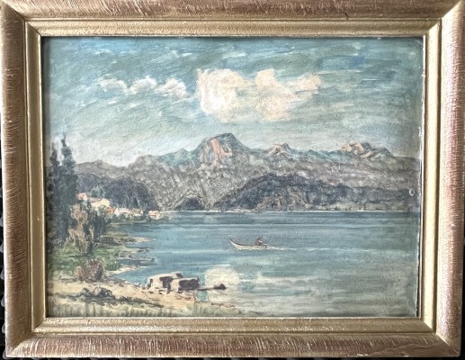 Anonym (20. Jahrhundert) Bergsee mit Fischerboot und kleinem Dorf, Öl auf Malkarton.