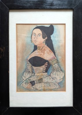 Anonym (19. Jahrhundert) Frauenporträt, Gouache auf Papier. Eine Porträtmalerei einer Dame mit steifer Pose und detailreicher Kleidung.
