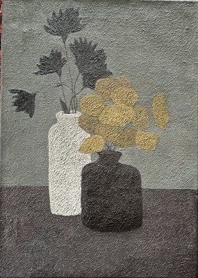 Herzer-Baillod, Blanche (1899-1985) Stillleben, zwei Werke, Öl auf Leinwand. Dunkle Stillleben in Grautönen gehalten mit Ockergelben Elementen.