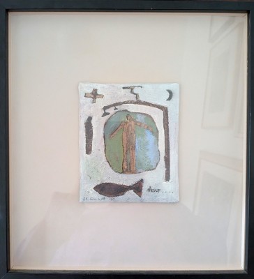 Gnad, Stefan (geboren 1955) Tür, 2020, Öl auf Karton. Es handelt sich um ein kleines, gerahmtes Bild, das eine stilisierte menschliche Figur in einem Bogen darstellt. Weitere Symbole sind ein Kreuz, ein Fisch und ein Halbmond. Die Inschrift 