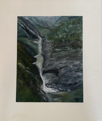 Huth, Willy Robert (1890-1977) Wasserfall, 1922, Mischtechnik. Das Bild zeigt eine Landschaft mit einem Wasserfall, gemalt in einem expressiven Stil, der für Willy Robert Huth charakteristisch ist. Huth, ein deutscher Maler des expressiven Realismus, war bekannt für seine Landschafts-, Architektur- und Figurenbilder. Es könnte sich um eine seiner Arbeiten handeln, die er während seiner Aufenthalte auf der Insel Amrum schuf, wo er oft die Sommermonate verbrachte. Mit Passepartout be