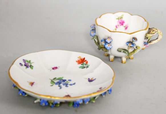 MEISSEN MOKKATASSE mit Untertasse und Blütenapplikationen