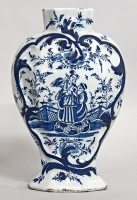 FAYENCEVASE mit Blaumalerei FAYENCEVASE mit Blaumalerei