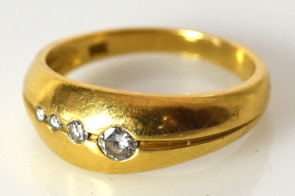 RING besetzt mit vier Brillanten RING besetzt mit vier Brillanten