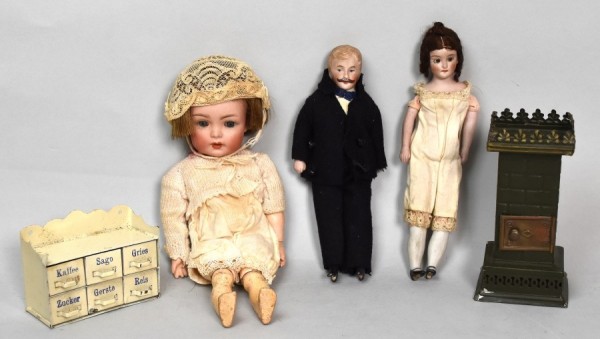 ZWEI PUPPENSTUBENPUPPEN und PUPPENMÄDCHEN ZWEI PUPPENSTUBENPUPPEN und PUPPENMÄDCHEN