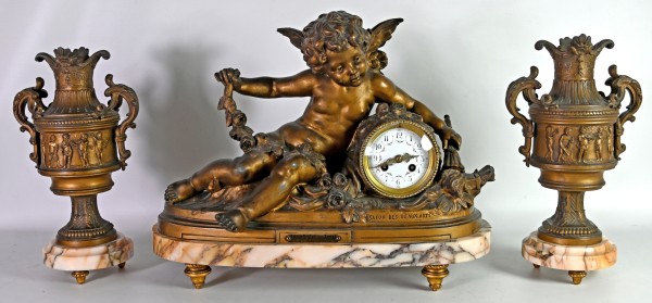 GROßE KAMINUHR seitlich zwei Vasen